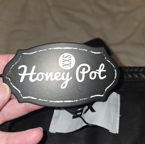 New leather coat with silver spikes - Picture 3 of 3